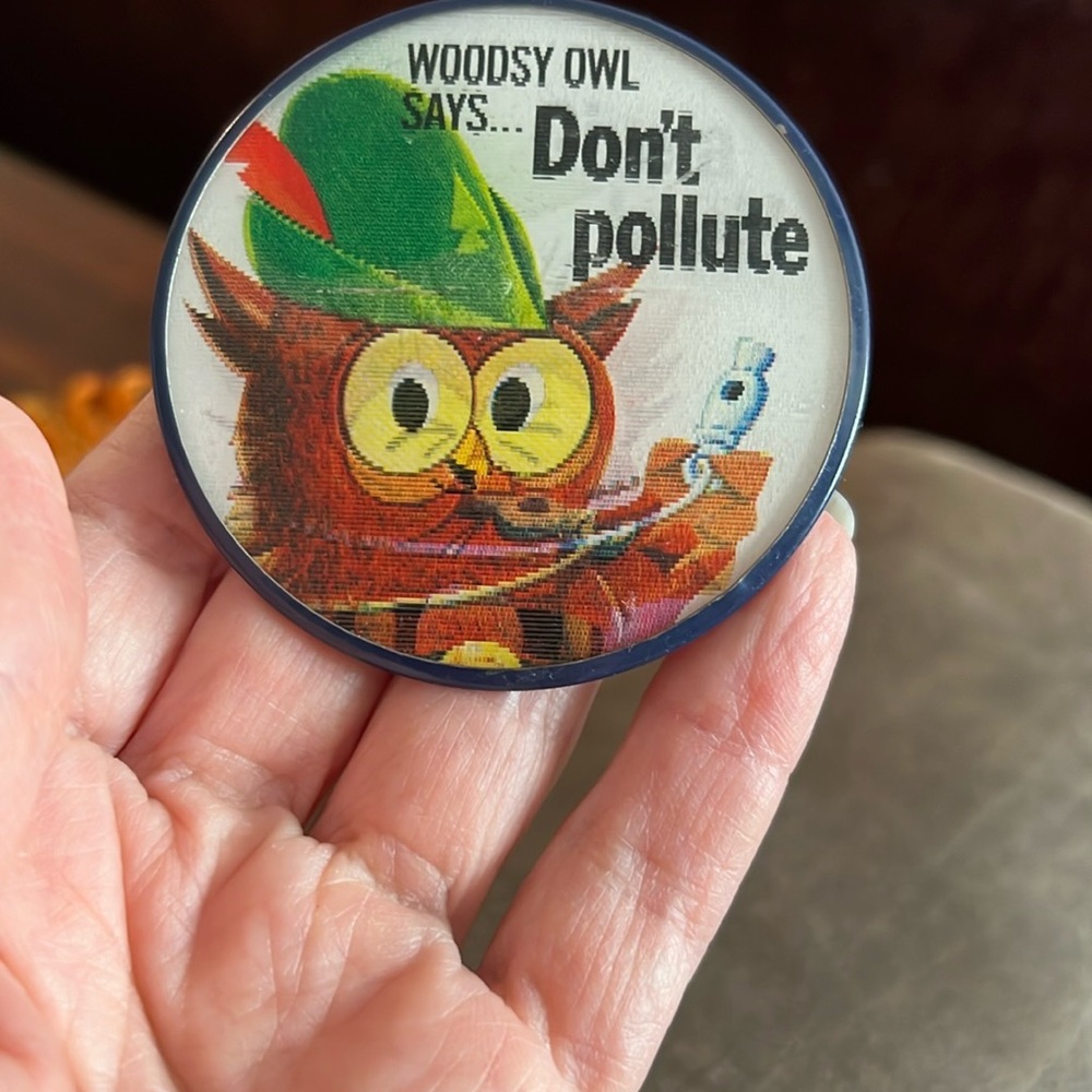 Vintage Vari-Vue Lenticular Pinback Button Woodsy… - image 2